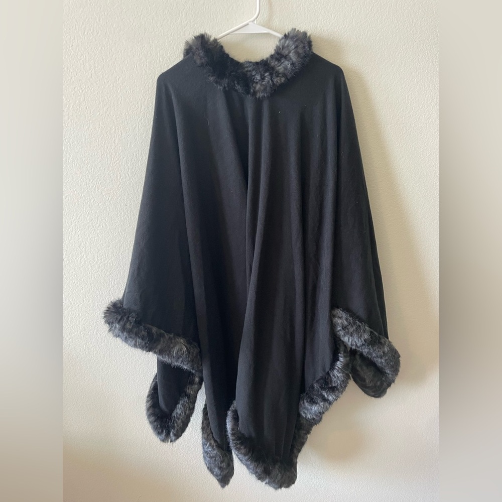 Neiman Marcus acrylic black one size faux fur shawl or shrug - Picture 3 of 3